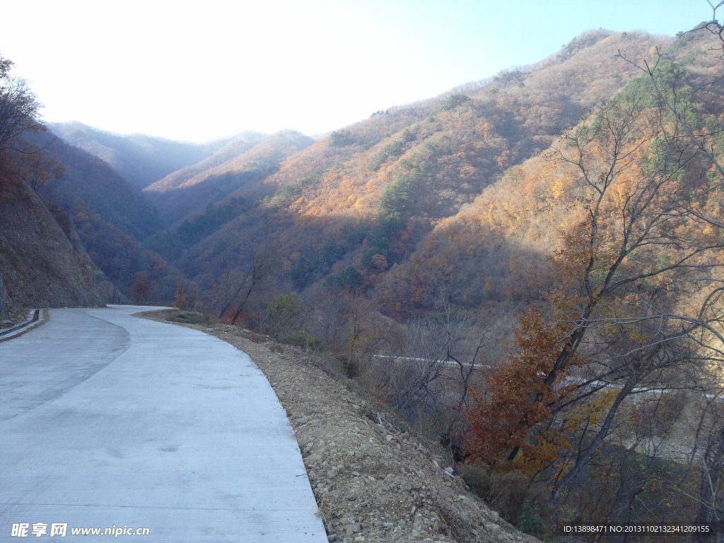 深山里的水泥路