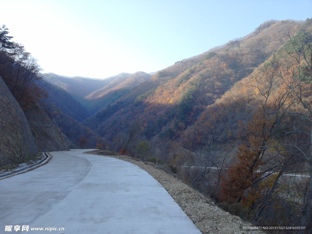 大山里的水泥路