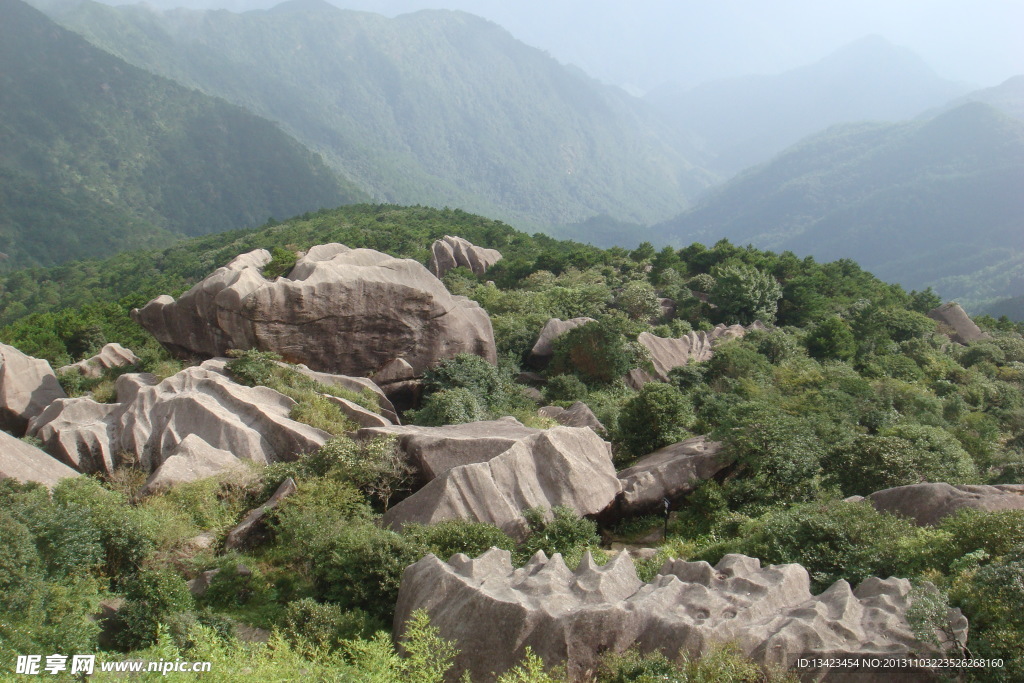 起伏山峦