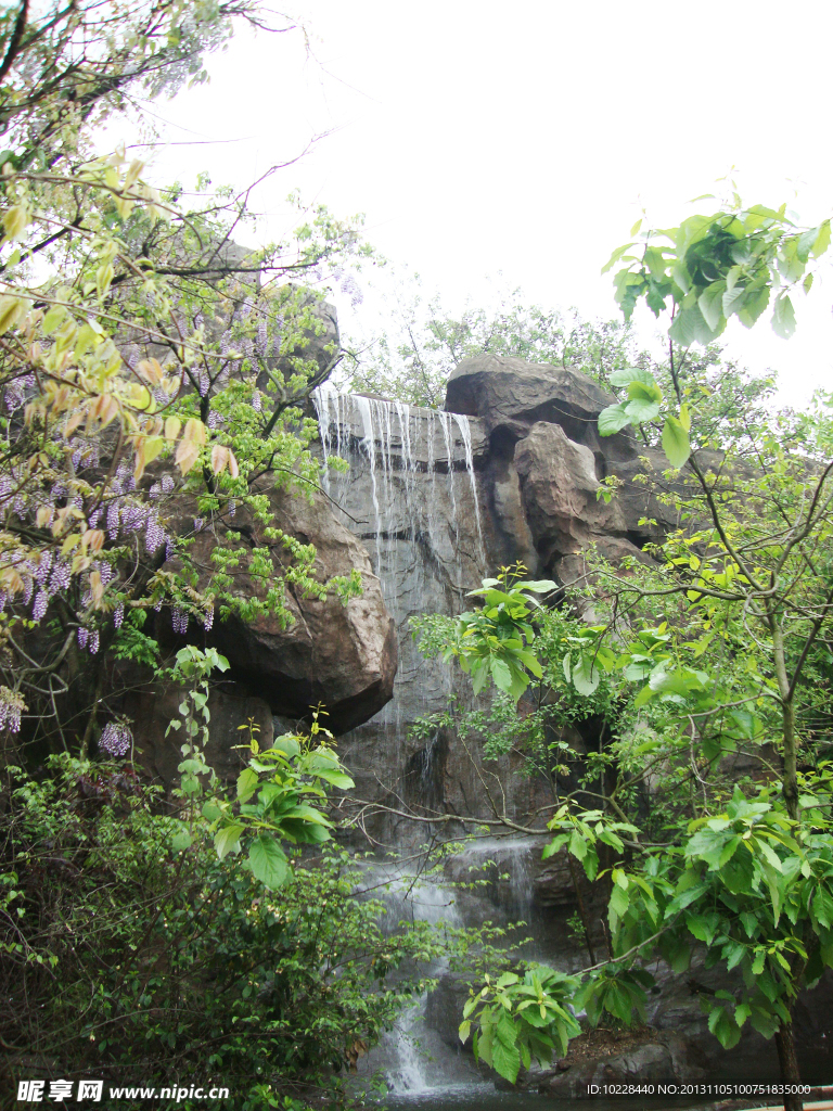 瀑布风景 绿树 石头