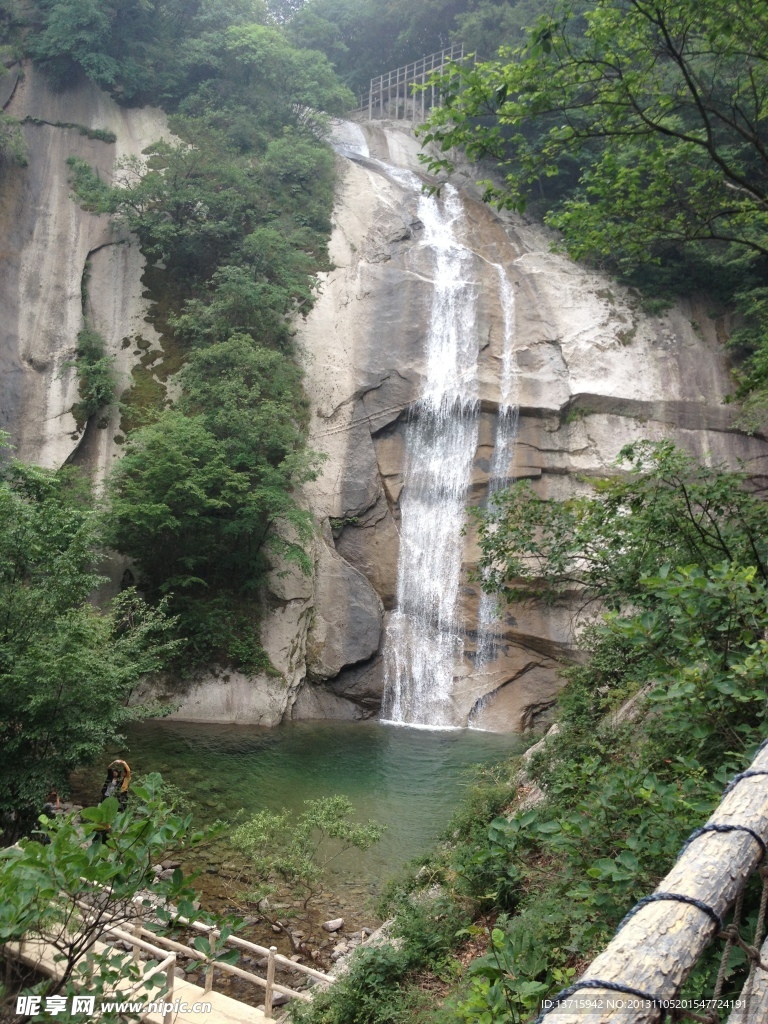 瀑布山水