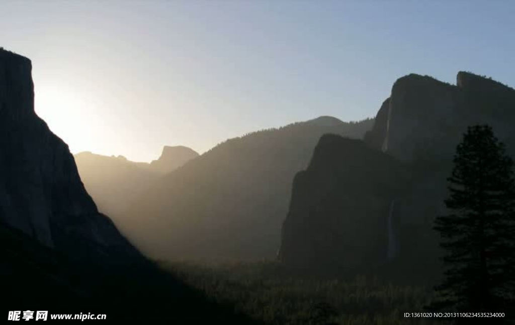 阳光山峰背景视频素材