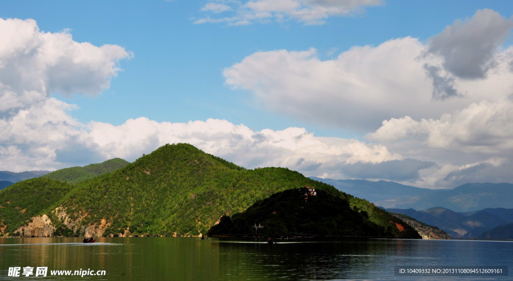 泸沽湖里务比岛