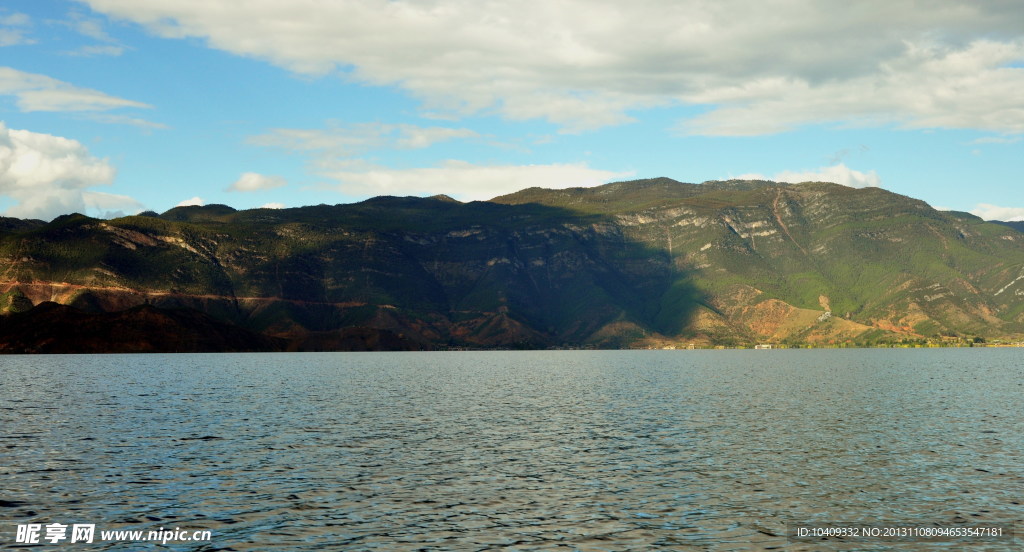 泸沽湖远山