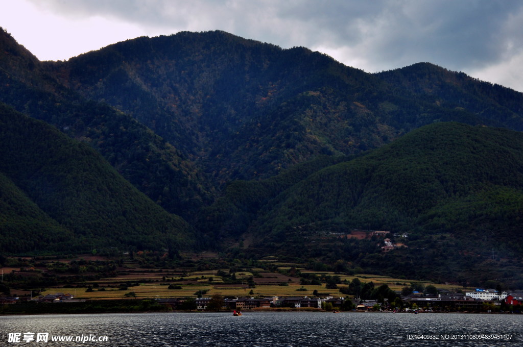 泸沽湖山脚小村