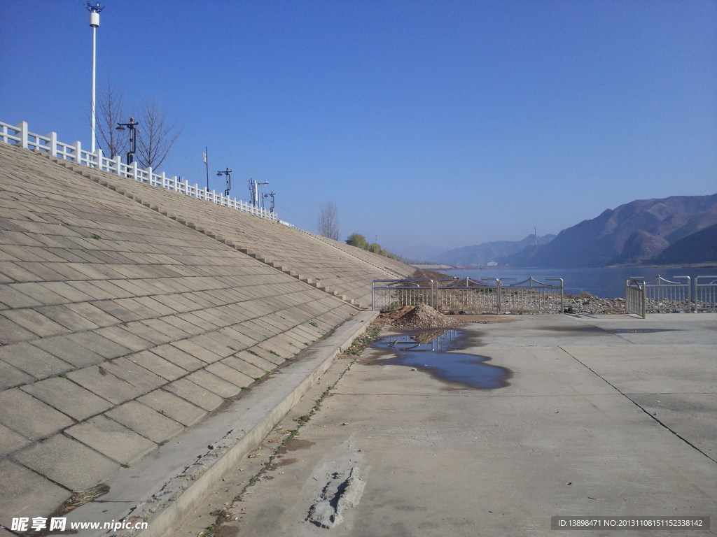 鸭绿江堤坝