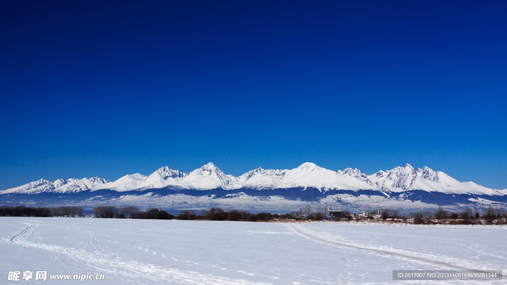 雪山水湖