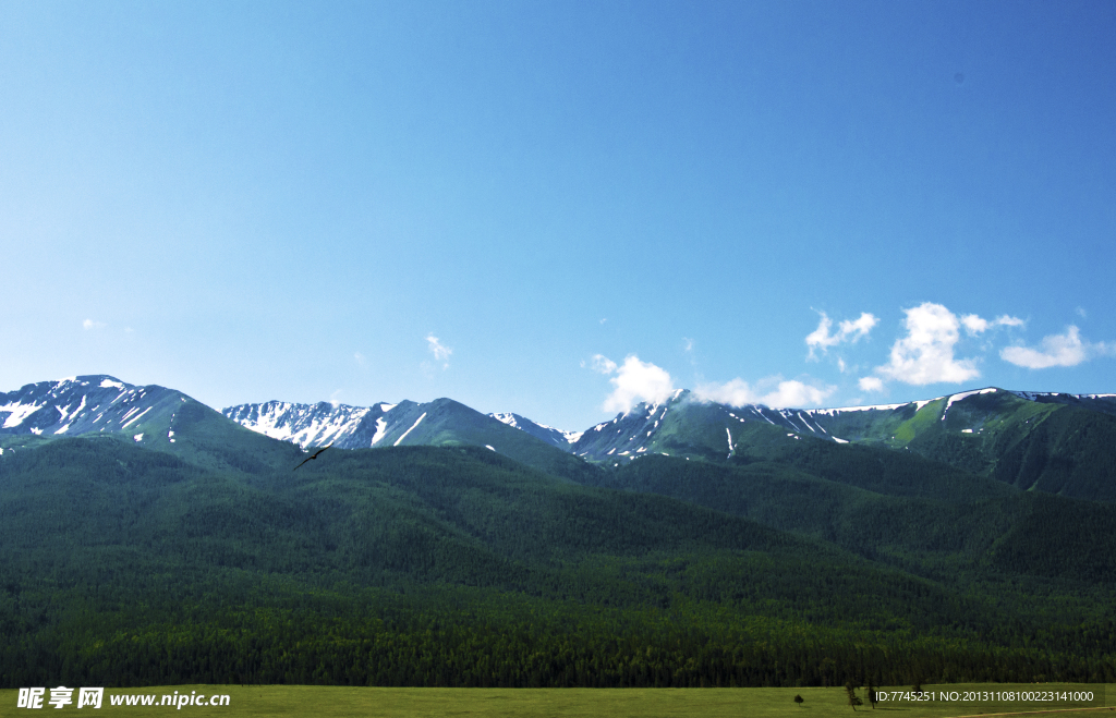 蓝天白云山峰