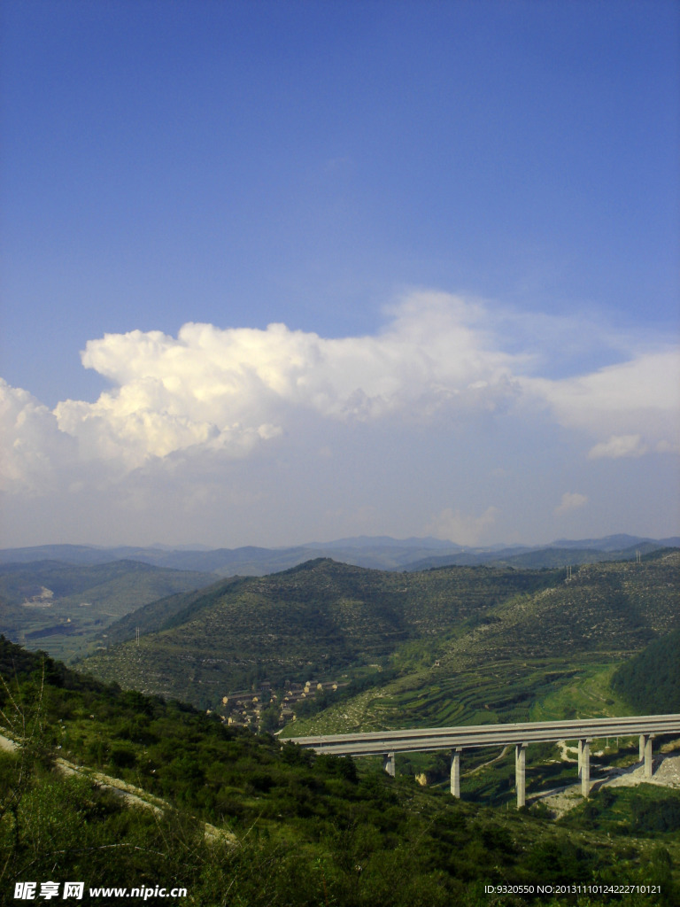 高速路进山村