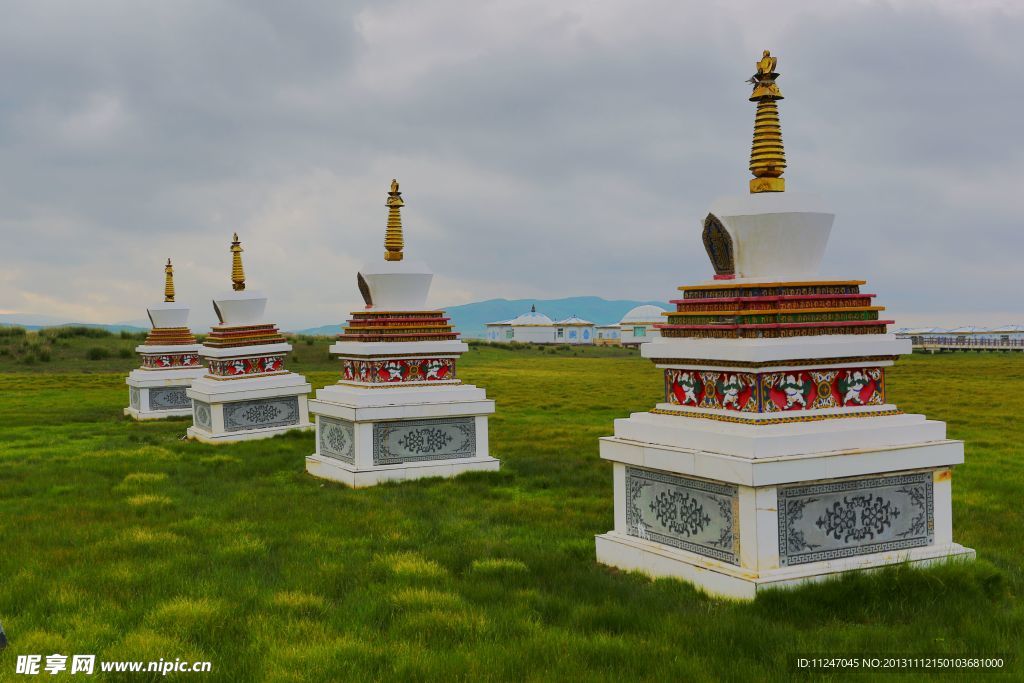 青海金银滩草原白塔