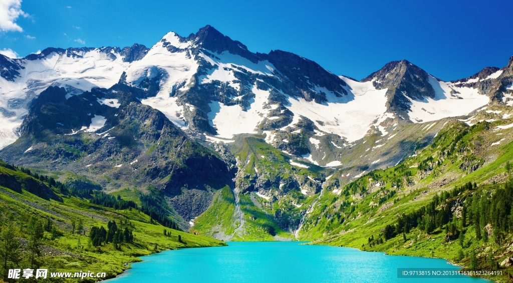 碧绿的高山湖泊景观