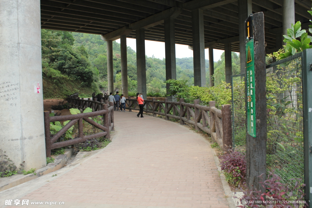 桥梁下走道