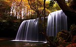 山间瀑布
