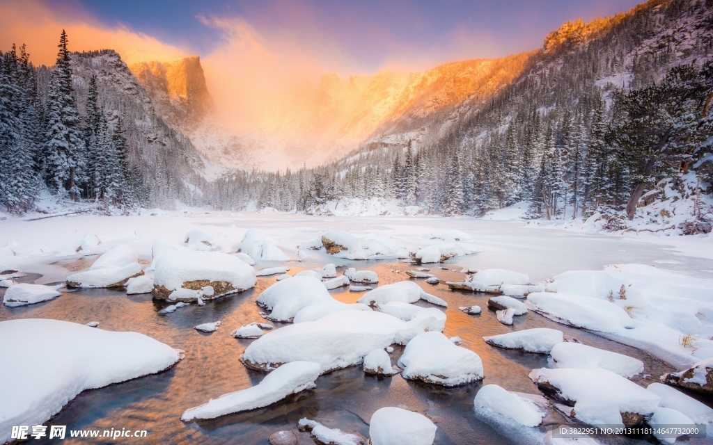 雪山小溪