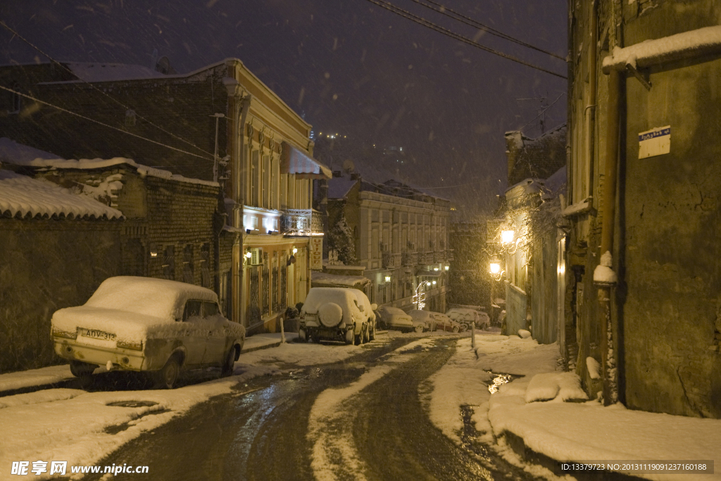 小巷风雪夜