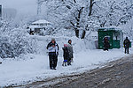 雪中候车 路人