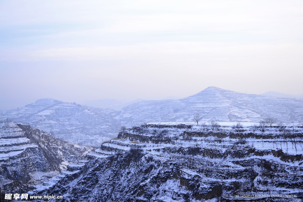 群山雪景