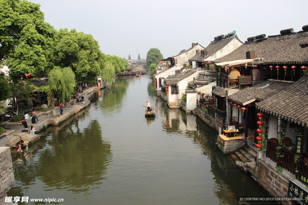 河流两边的风景