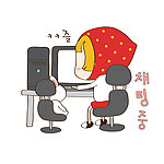 女孩和兔子一起玩电脑
