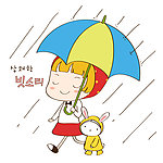 女孩撑伞在雨中漫步