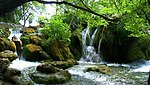 山下小溪