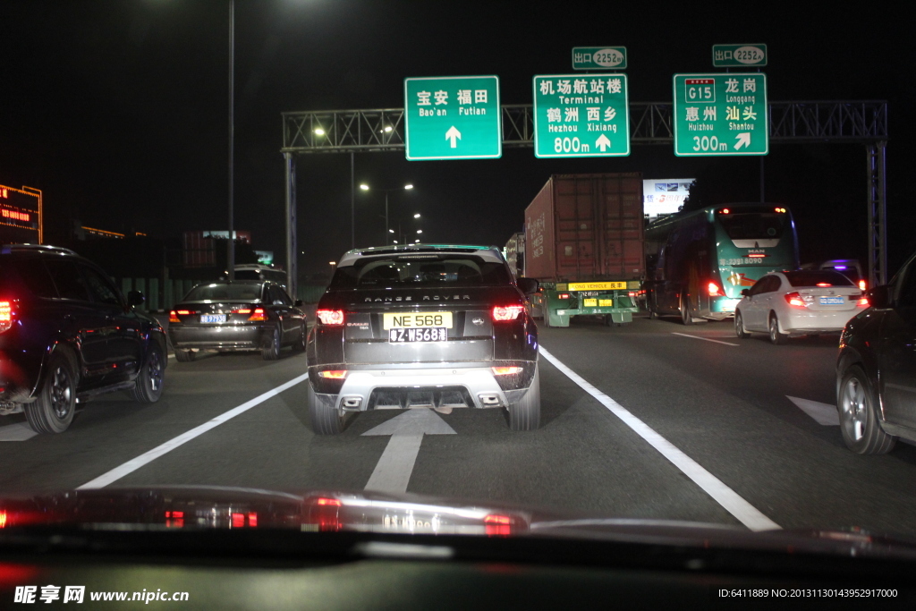 夜晚的公路