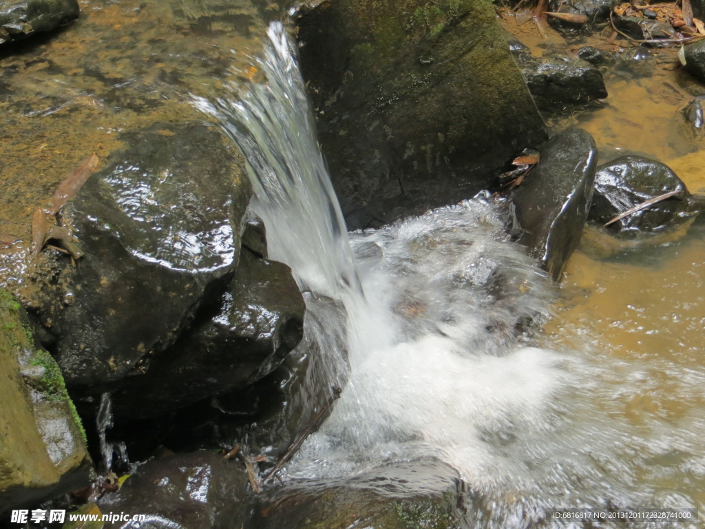 溪水