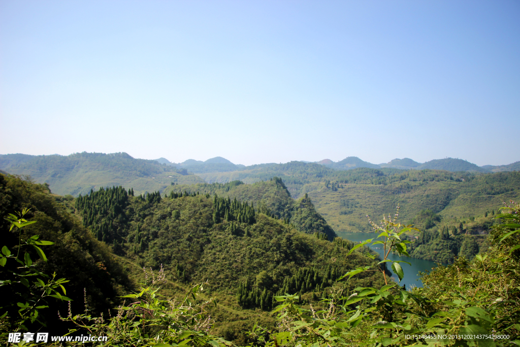 群山环抱里的满江村