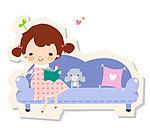 坐在沙发上的小女孩