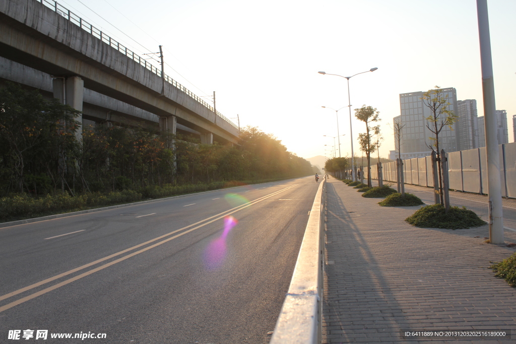 夕阳西下的马路