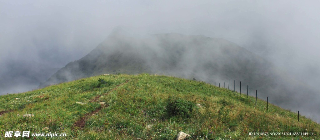 雾罩青山