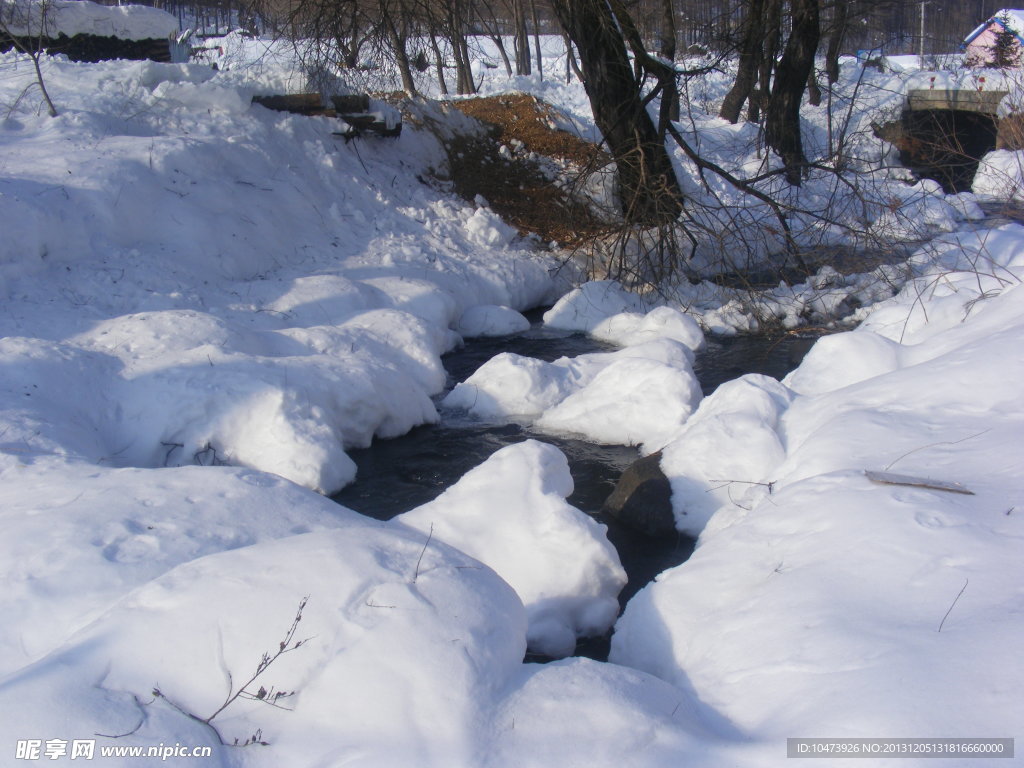 冬雪小溪流水图片