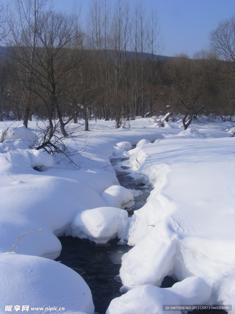 冬雪河流小溪摄影图片