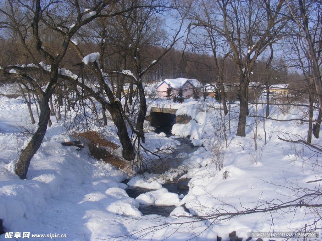 冬日雪景河流图