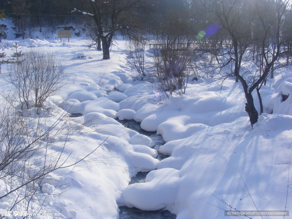 雪景河流小溪图