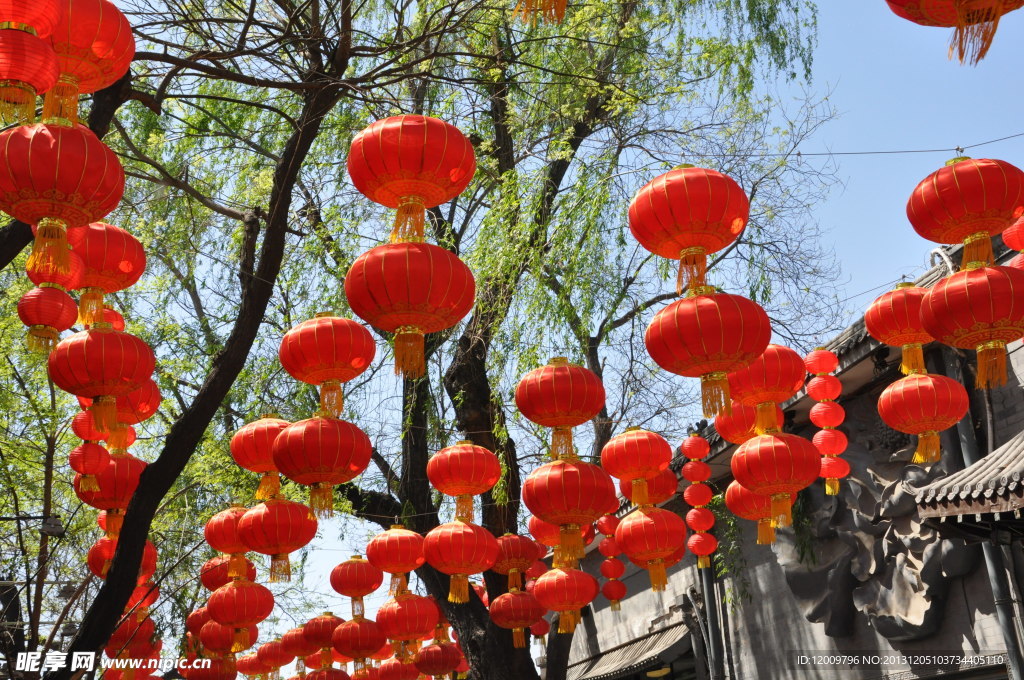 大红灯笼高高挂