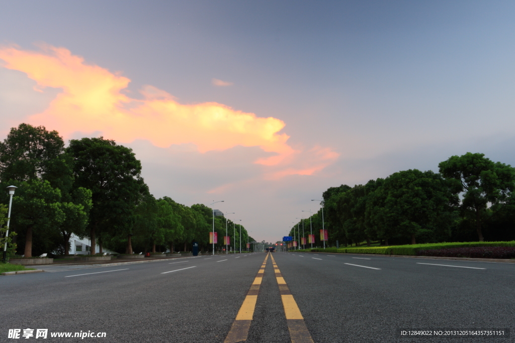 日出下的路