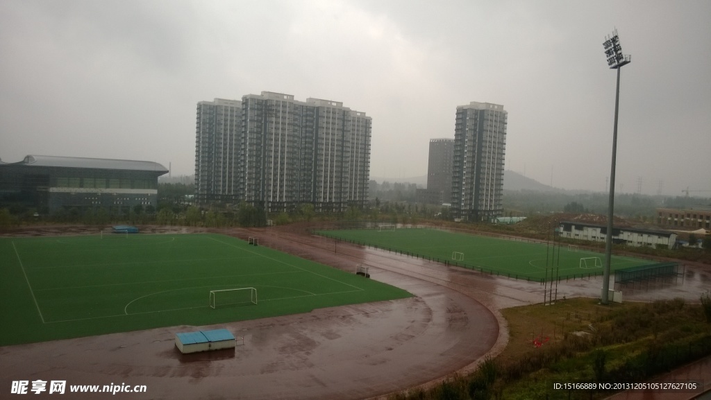 雨后田径场