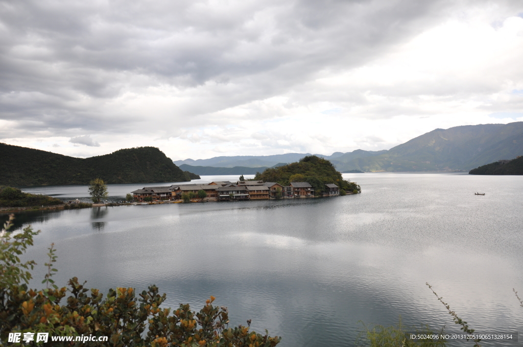 平静宁静湖面