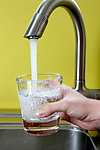 水龙头 接水 水杯