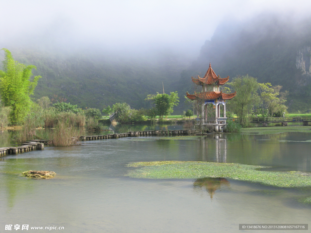 薄雾湖景