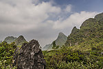 瀑布旁的风景
