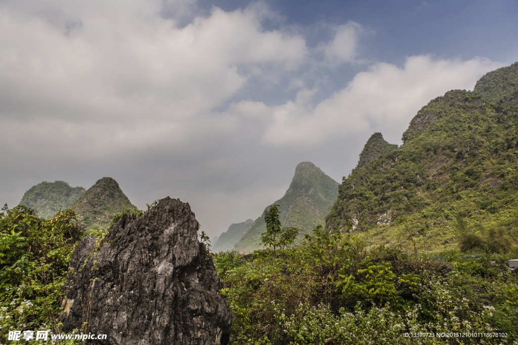 瀑布旁的风景