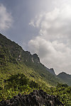 瀑布旁的高山