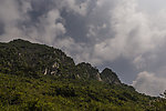 瀑布旁的高山