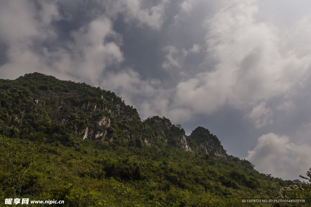 瀑布旁的高山