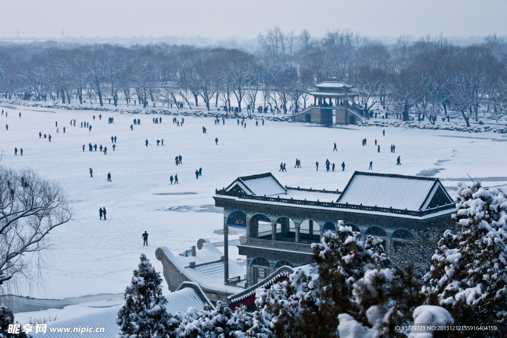 雪中石坊