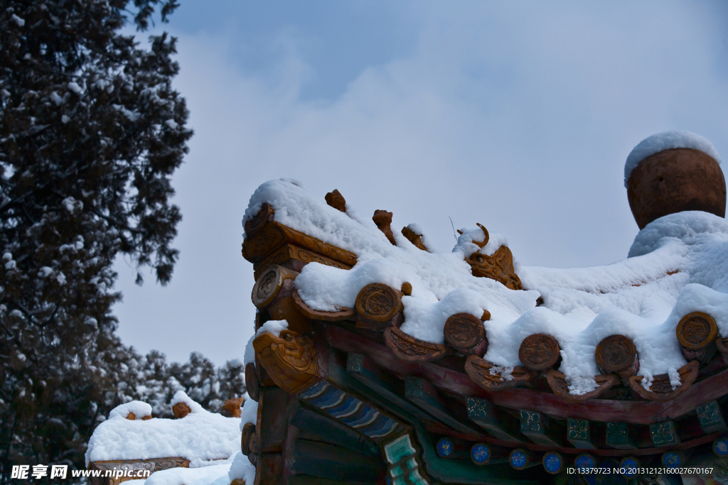 积雪覆盖的琉璃瓦屋脊