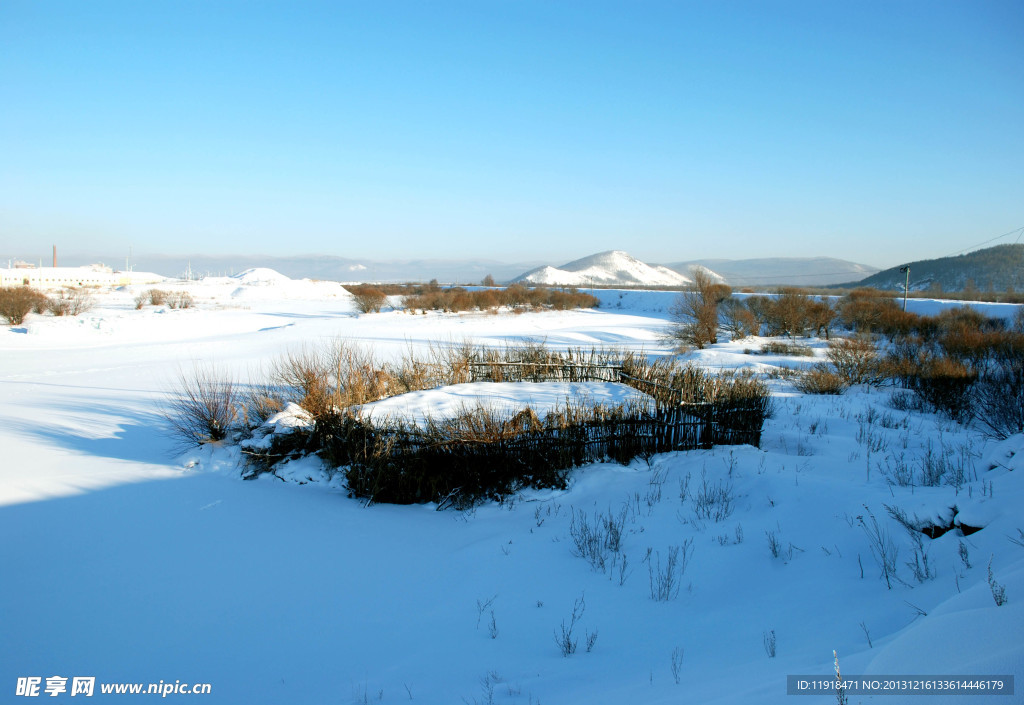 顺通南沿河公路雪景