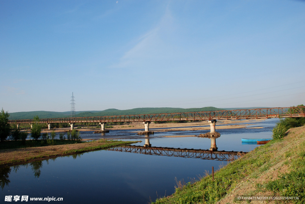 夏天跨河供热管道景观